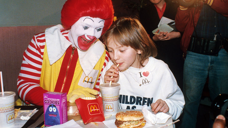 Советская школьница Катя Лычева в кафе Макдоналдс в Нью-Йорке, США, 1986 год