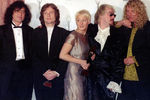Участники группы Led Zeppelin Джимми Пейдж, Джон Пол Джонс и Роберт Плант с Джейсоном и Зои Бонэм