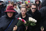 Певица Теона Дольникова (в центре) во время церемонии прощания с певицей Юлией Началовой на Троекуровском кладбище, 21 марта 2019 года