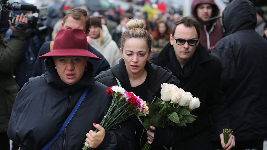 Певица Теона Дольникова (в центре) во время церемонии прощания с&nbsp;певицей Юлией Началовой на&nbsp;Троекуровском кладбище, 21 марта 2019 года