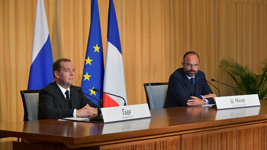 Председатель правительства РФ Дмитрий Медведев и премьер-министр Франции Эдуар Филипп во время совместной пресс-конференции по итогам встречи в Гавре