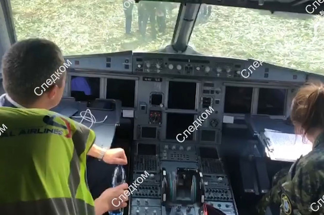 На месте аварийной посадки самолета A321 «Уральских авиалиний» в Подмосковье, 15 августа, 2019 года