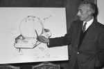 Жак-Ив Кусто демонстрирует чертеж батискафа, 1964 год
