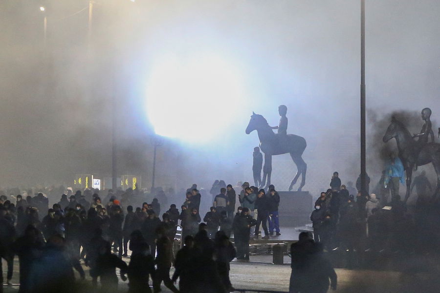 Протестующие на&nbsp;площади Республики в&nbsp;Алма-Ате, 4&nbsp;января 2022&nbsp;года