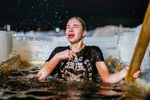 Девушка во время крещенских купаний в купели на территории православного мужского монастыря Нило-Столобенская пустынь в Тверской области, 19 января 2022 года