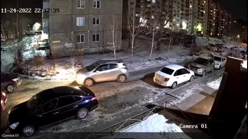 В Омске женщина во время парковки повредила четыре автомобиля