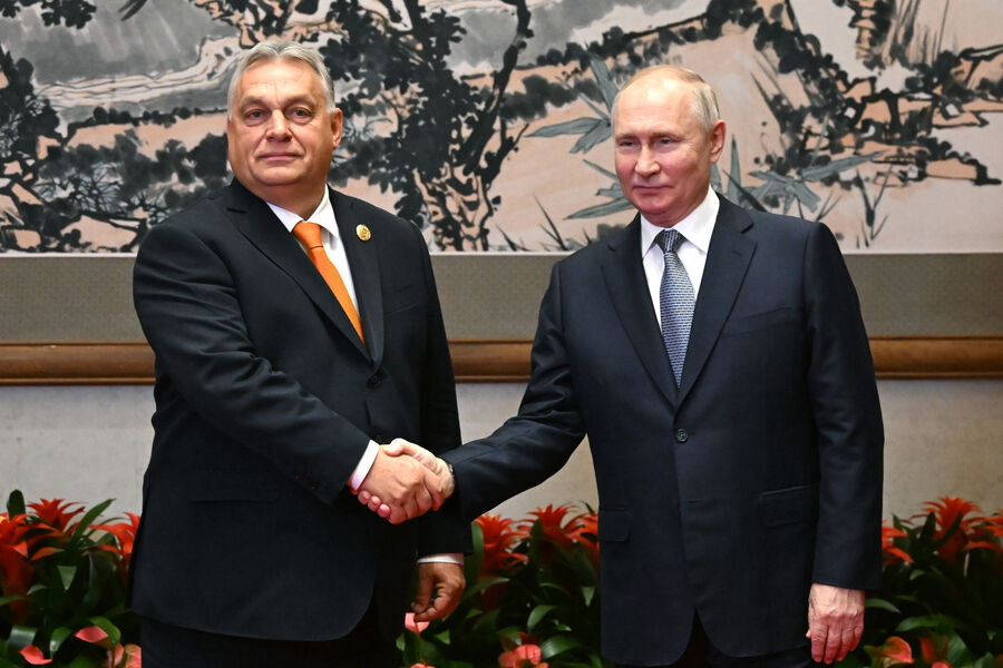 Президент РФ Владимир Путин и премьер-министр Венгрии Виктор Орбан (слева) во время встречи в Пекине, 17 октября 2023 года