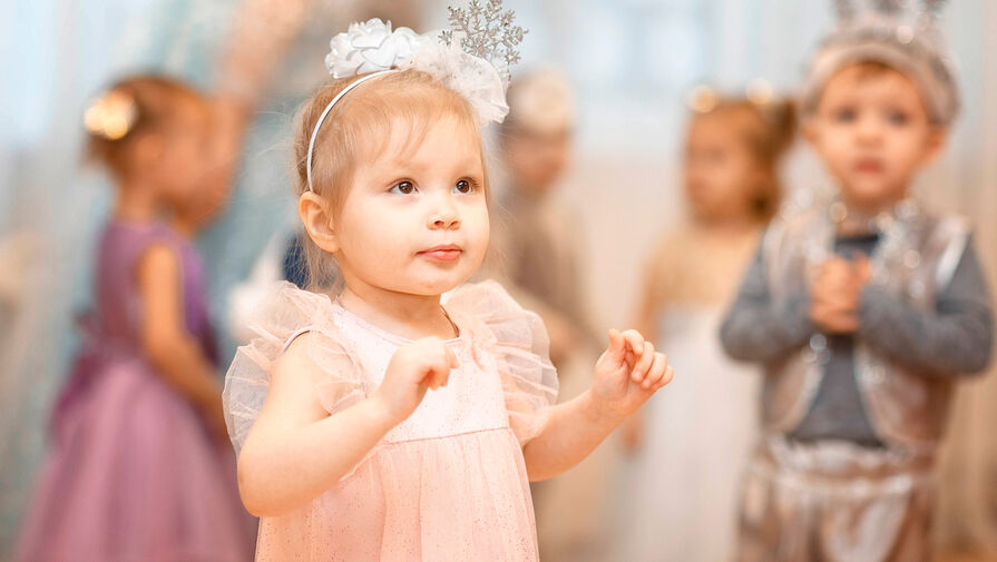 Россиянам посоветовали объяснить детям финансовые ограничения Деда Мороза