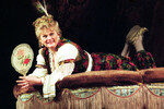 Актриса Ирина Муравьева в роли Евлампии Купавиной в спектакле «Волки и овцы» на сцене Академического Малого театра, 2000 год