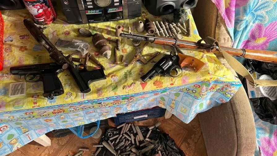 Полицейские изъяли у крымчанина две самодельных булавы, взрывчатку и боеприпасы