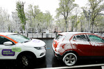 Автомобили во время снегопада на Тверском бульваре, 8 мая 2024 года