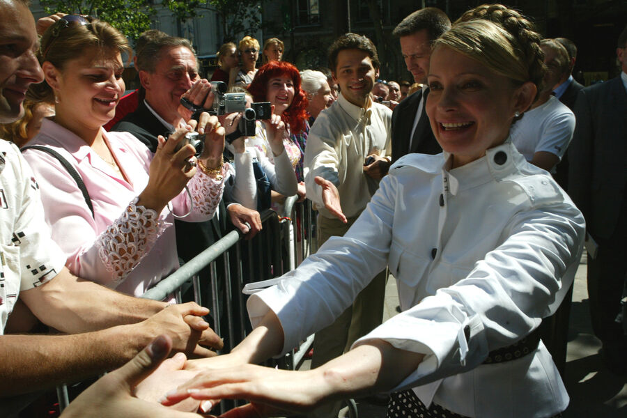 Премьер-министр Украины Юлия Тимошенко во время посещения памятника украинскому поэту Тарасу Шевченко в&nbsp;Париже, 13&nbsp;июня 2005&nbsp;года