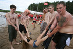 Участники всероссийского слeта движения «Наши», который проходит на озере Селигер (2006 г.)