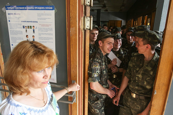 Украинский солдат голосует на&nbsp;избирательном участке в&nbsp;поселке Десна (Черниговская область)