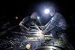 Шахтеры готовят бревна для укрепления штрека на шахте «Глубокая» в Шахтерске