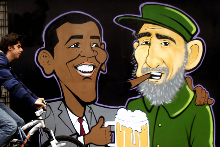 Барак Обама и Фидель Кастро изображены на уличном граффити