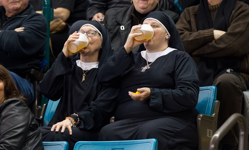 Болельщицы на чемпионате по керлингу Tim Hortons Brier в Камлупсе, Канада. 8 марта 2014 года
