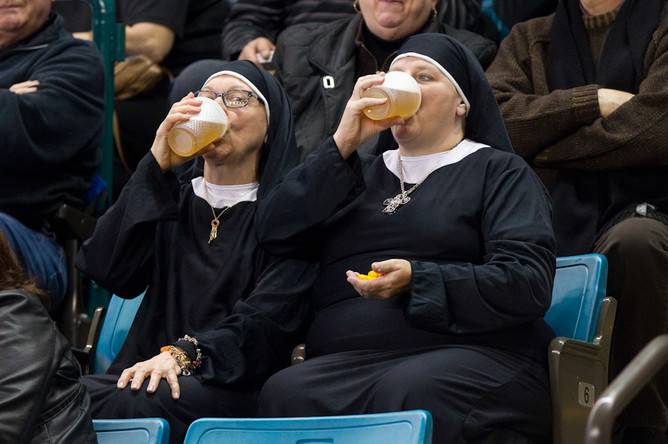 Болельщицы на чемпионате по керлингу Tim Hortons Brier в Камлупсе, Канада. 8 марта 2014 года