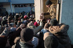 Ополченцы Донецкой народной республики раздают гуманитарную помощь жителям Дебальцево