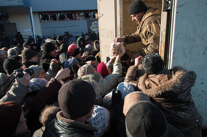 Ополченцы Донецкой народной республики раздают гуманитарную помощь жителям Дебальцево