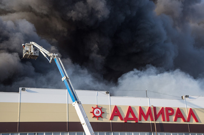 Тушение пожара в торговом центре «Адмирал»