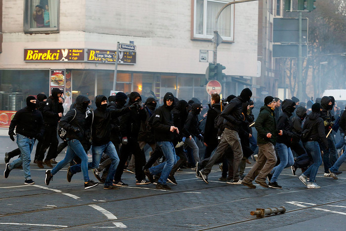 Участники массовых беспорядков во Франкфурте (Германия)
