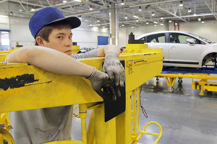 Рабочий на заводе концерна PSA Peugeot-Citroen в Калужской области