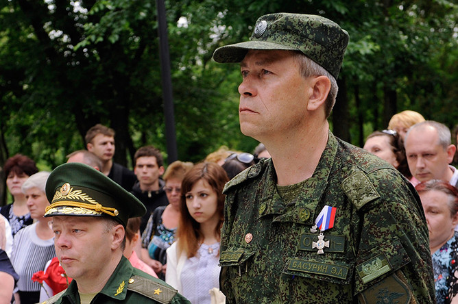 Министр обороны Донецкой народной республики (ДНР) Владимир Кононов (слева) и заместитель командующего штабом ополчения ДНР Эдуард Басурин на митинге «Мы вас помним» в память о детях Донбасса, которые погибли в результате обстрелов Донецка