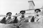 Семен Буденный, Иосиф Сталин и Георгий Жуков (слева направо) на трибуне Мавзолея В.И. Ленина во время Парада Победы 24 июня 1945 года