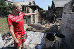 Местный житель у жилого дома, разрушенного в результате ночного обстрела Горловки