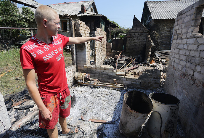 Местный житель у&nbsp;жилого дома, разрушенного в&nbsp;результате ночного обстрела Горловки