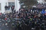Протестующие и сотрудники правоохранительных органов у здания парламента в Кишиневе