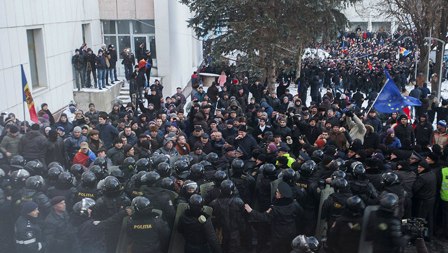 Протестующие и сотрудники правоохранительных органов у&nbsp;здания парламента в&nbsp;Кишиневе