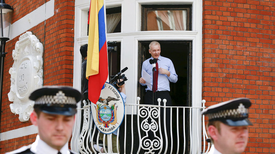 Основатель WikiLeaks Джулиан Ассанж в лондонском посольстве Эквадора