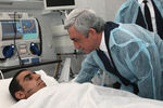 Президент Армении Серж Саргсян в Центральном военном клиническом госпитале министерства обороны Армении в Ереване во время посещения раненых