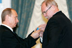 Президент России Владимир Путин вручает кинорежиссеру Владимиру Бортко орден Почета на торжественной церемонии в Кремле, 2007 год