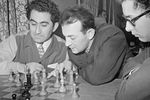 Советские шахматисты Тигран Петросян и Виктор Корчной за разбором партии, 1961 год