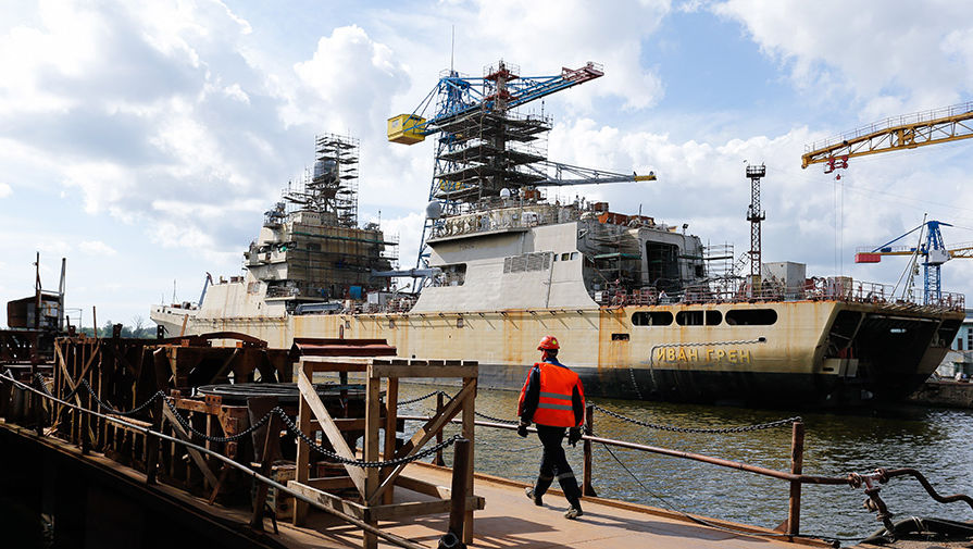Строящийся корабль «Иван Грен» на территории прибалтийского судостроительного завода «Янтарь»