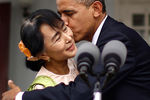Барак Обама целует Аун Сан Су Чжи, политического деятеля Бирмы