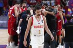 Российский баскетбол Алексей Швед, на заднем плане игроки сборной Сербии отмечают выход в финал чемпионата Европы