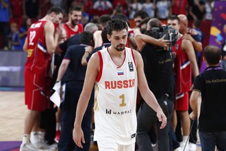 Российский баскетбол Алексей Швед, на заднем плане игроки сборной Сербии отмечают выход в финал чемпионата Европы
