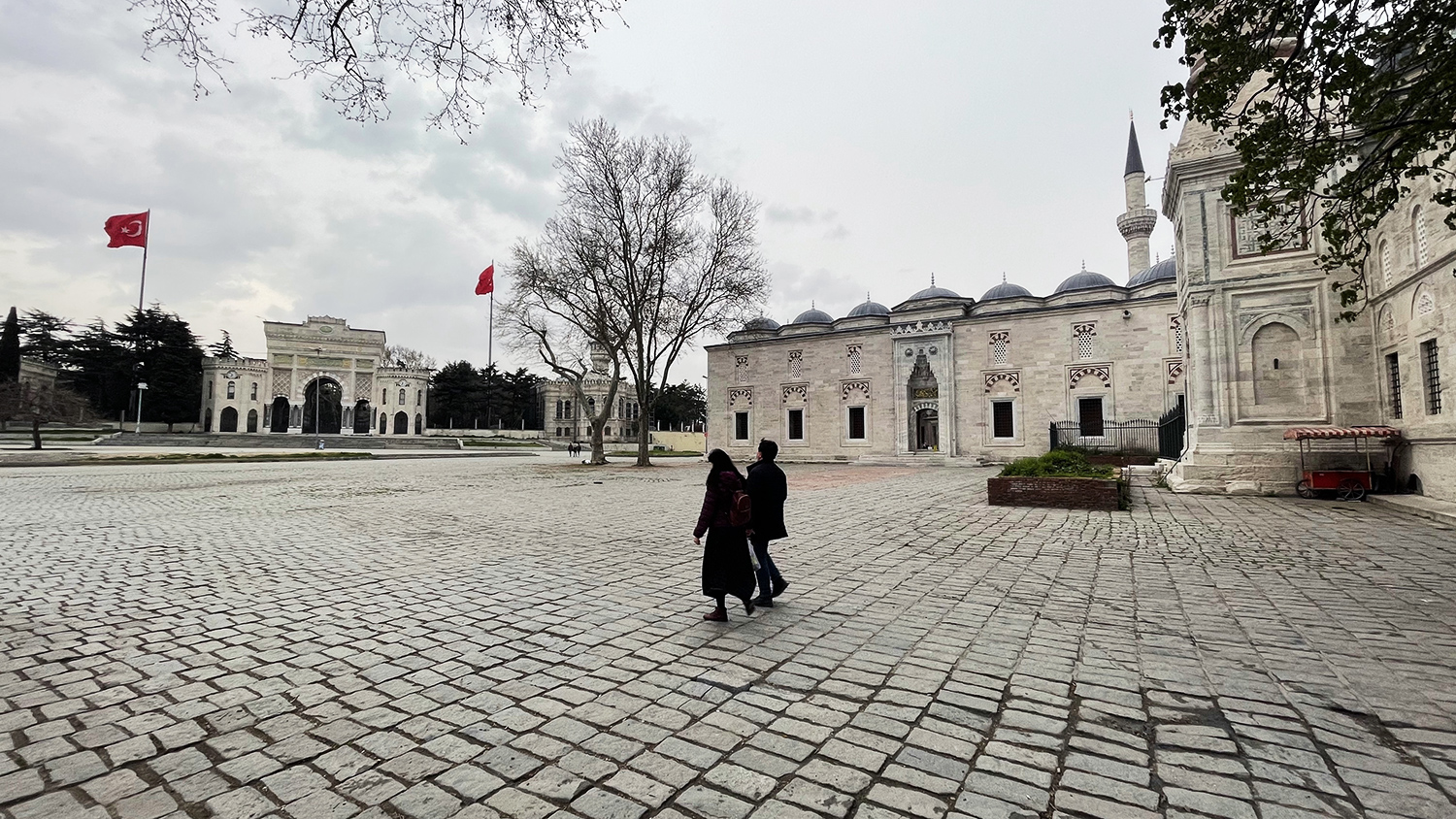 Люди на площади возле мечети в Стамбуле, 18 апреля 2021 года