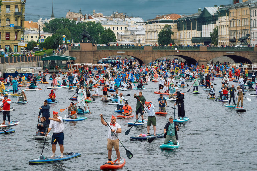 Участники VI международного фестиваля SUP-серфинга &laquo;Фонтанка-SUP&raquo; на&nbsp;канале Грибоедова в&nbsp;Санкт-Петербурге, 31 июля 2021 года 