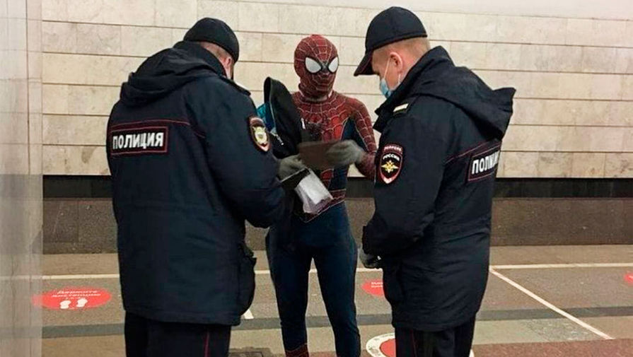 Полицейские задержали в московском метро Человека-паука