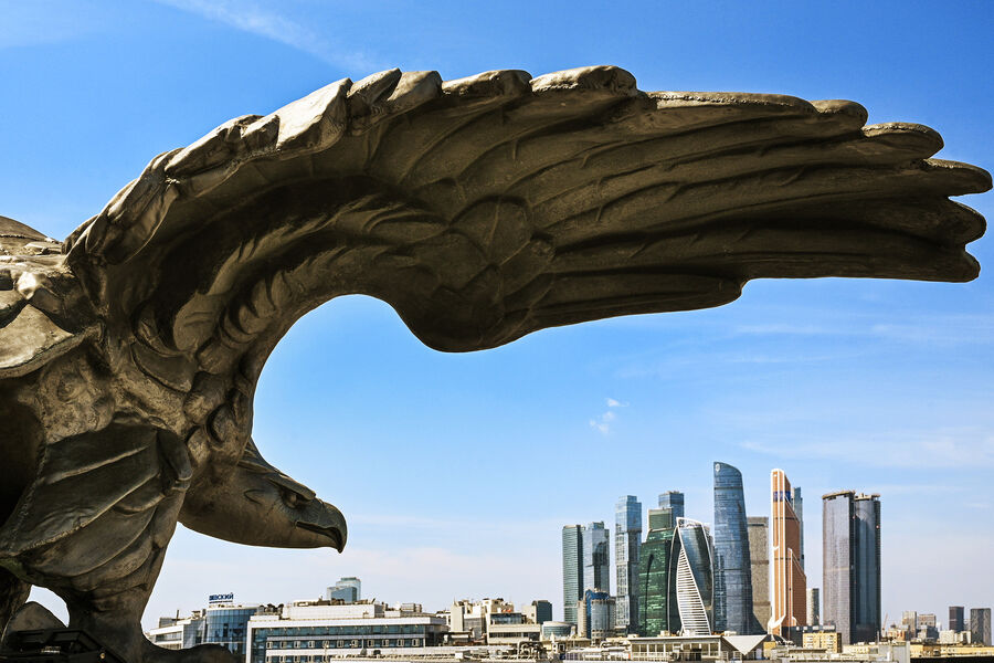 Орел на часовой башне Киевского вокзала в Москве, июль 2022 года