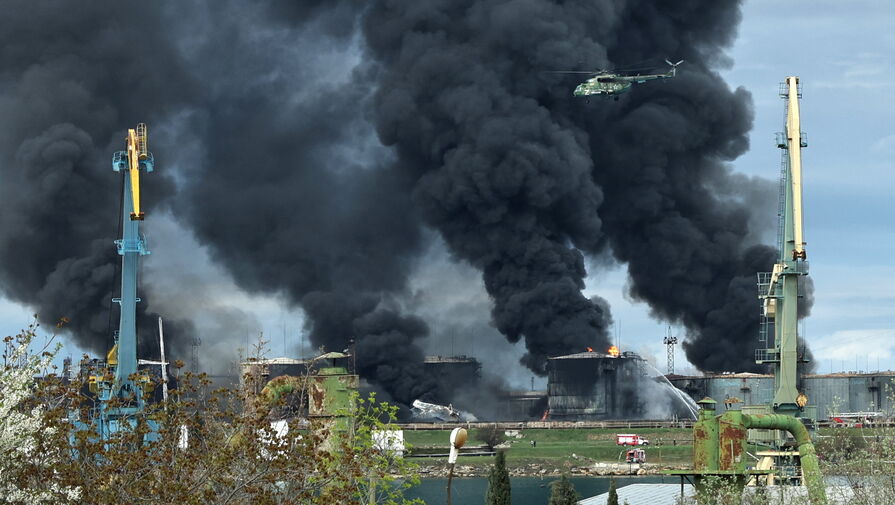 Пожар на нефтебазе в Севастополе локализован на площади 2 тысячи кв. метров