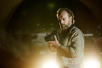 <b>«Сердца и кости» (2019)</b>
<br><br>
Для этой австралийской драмы Хьюго Уивинг перевоплотился в военного фотографа, который готовит выставку своих фотографий и внезапно сталкивается с просьбой — не включать в экспозицию снимки, сделанные во время резни в одной деревне в Судане. Об этом просит его человек, переживший эти события. Фотограф оказывается перед дилеммой — отстаивать право репортера говорить правду или проявить сочувствие к человеку, пытающемуся забыть страшный опыт.
