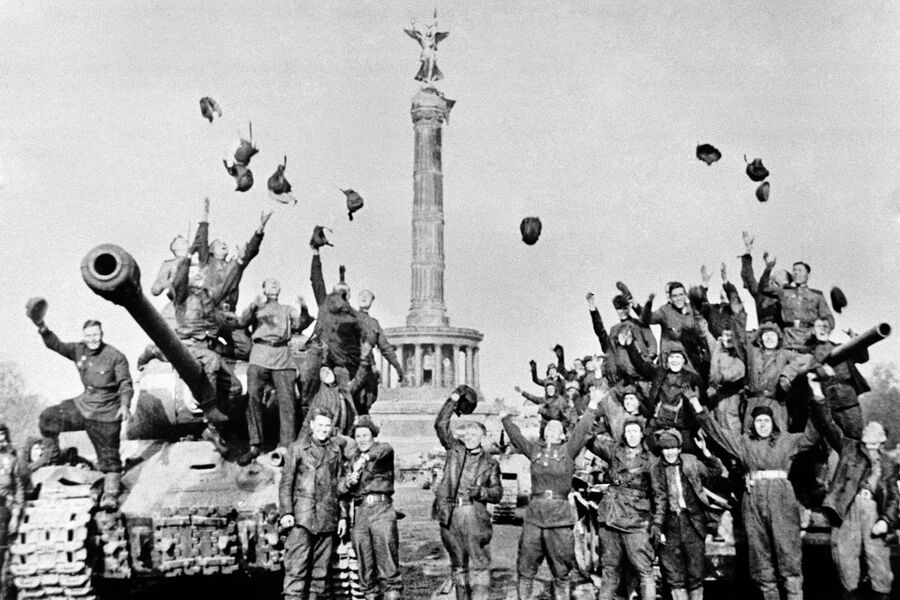 Советские танкисты у&nbsp;колонны Победы в&nbsp;парке Большой Тиргартен в&nbsp;Берлине после сообщения о&nbsp;безоговорочной капитуляции Германии, 9&nbsp;мая 1945&nbsp;года