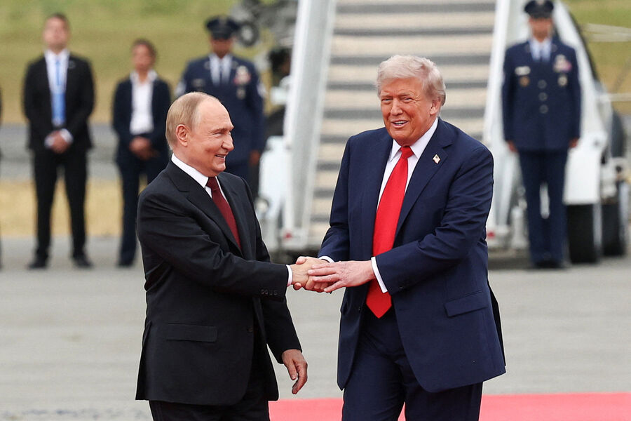 Президент РФ Владимир Путин и президент США Дональд Трамп во время встречи на&nbsp;военной базе Эльмендорф&nbsp;- Ричардсон на&nbsp;Аляске, 15&nbsp;августа 2025&nbsp;года