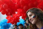 Горожане во время запуска 15 тысяч воздушных шаров на площади Островского
